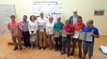 Los premiados muestran sus diplomas como mejores vinos del año en la comarca. (Foto: A.R.)