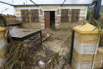 Vista de la casa donde una mujer ha muerto como consecuencia de las lluvias en la barriada El Puente de la localidad malagueña de Álora. (Foto: EFE)