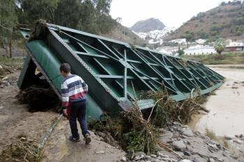 Estado en el que quedó el puente de Lata de la localidad malagueña de Álora. (Foto: JORGE ZAPATA)