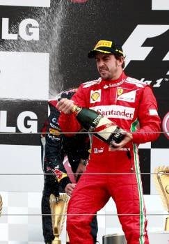Alonso, el pasado domingo en el podio del GP de Corea. (Foto: DIEGO AZUBEL)