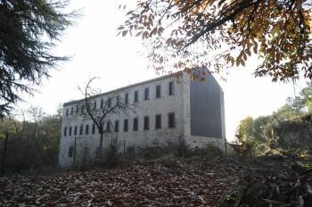 La antigua fábrica de papel ha sido rehabilitada en parte con fondos europeos. (Foto: MARTIÑO PINAL)