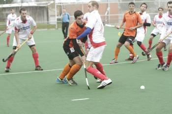 Un jugador del Barrocás es interceptado por un rival, en el último partido en Mariñamansa. (Foto: MIGUEL ÁNGEL)