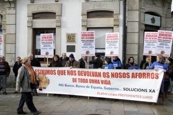 Concentración de afectados por las preferentes ante una oficina de NCG en Lugo, el pasado día 21. (Foto: ELISEO TRIGO)