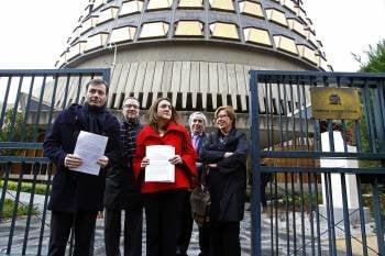 Tomás Gómez, Marcelino Iglesias y Soraya Rodríguez a las puertas del Tribunal Constitucional. (Foto: ÁNGEL DÍAZ)