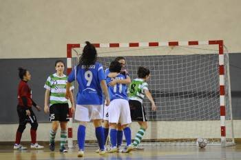 Las jugadoras del Cidade, desoladas nada más recibir uno de los tres goles del Centelles. (Foto: MARTIÑO PINAL)