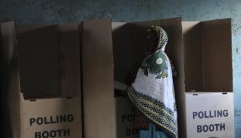 Una mujer acude a un colegio electoral para ejercer su derecho al voto en el distrito de Kibera en Nairobi (Kenia)