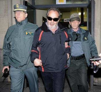 El intermediario Juan Lanzas sale hacia prisión desde los juzgados de Sevilla escoltado por agentes de la Guardia Civil.