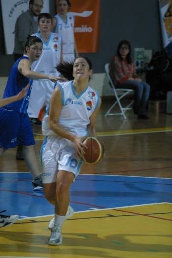  La jugadora del Pabellón, Arantxa Mallou se lanza hacia la canasta del ADBA de Avilés. (Foto: JOSÉ PAZ)