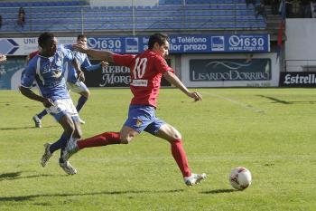 Pablo Pillado, dispuesto a centrar en el partido de la primera vuelta ante el Marino en O Couto (Foto: Miguel Ángel)