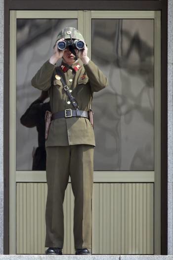 Un soldado norcoreano vigila al norte del complejo de Kaesong. (Foto: STRINGER)