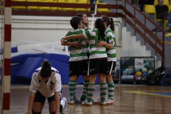 Las jugadoras del Cidade celebran uno de los goles. (Foto: XESÚS FARIÑAS)