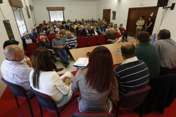 Imagen de la reunión mantenida por los comuneros de Toén, el pasado sábado. (Foto: XESÚS FARIÑAS)
