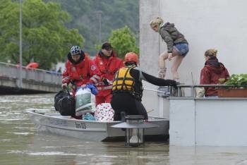 Miembros de los servicios de rescate trabajan en la evacuación de dos jóvenes en Passau (Alemania). (Foto: ANDREAS GEBERT)