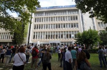 Trabajadores de la radiotelevisión pública de Grecia (ERT) concentrados ante la sede en Atenas. (Foto: ORESTIS PANAGIOTOU)