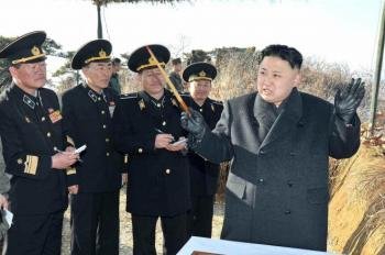 El dictador Kim Jong-un (derecha) da instrucciones a varios generales norcoreanos. (Foto: EFE )