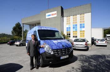 Julio López, gerente de Seur, con la nueva furgoneta.