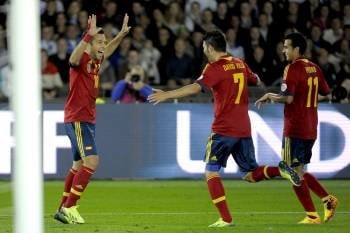 David Villa y Pedro Rodríguez celebran el gol de Jordi Alba, el 0-1 para España en Helsinki. (Foto: MARKKU OJALA)