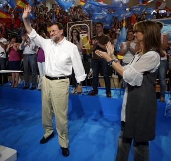 Rajoy recibe el aplauso de sus militantes y de María Dolores de Cospedal, en un mitín de las europeas de 2009 celebrado en Ciudad Real.
