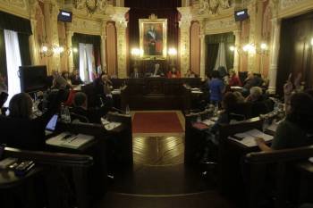 La Corporación municipal vota uno de los puntos del orden del día de la sesión plenaria de ayer. (Foto: MIGUEL ÁNGEL)