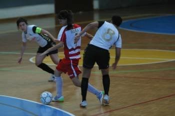 Marta intenta detener a la jugadora del Gironella Riera. (Foto: JOSÉ PAZ)