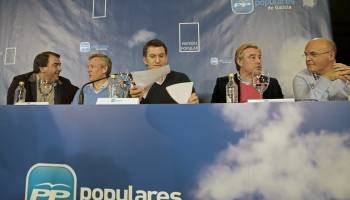 De izquierda a derecha, Negreira, Rueda, Feijóo, Barreiro y Baltar, en la reunión del PPdeG de ayer. (Foto: LAVANDEIRA JR.)