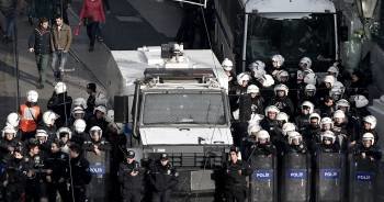 Un grupo de policías antidisturbios turcos durante una manifestación en Estambul. (Foto: SEDAT SUNA)