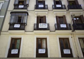 Pisos puestos a la venta en un edificio en Madrid. (Foto: ARCHIVO)