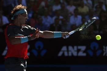 Rafael Nadal golpea la bola ante Dimitrov. (Foto: MADE NAGI)