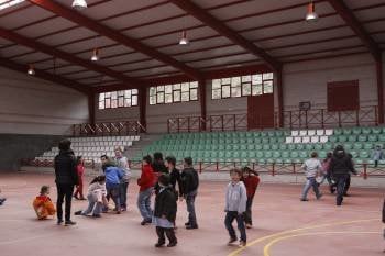 Los escolares fueron realojados en el polideportivo de Muíños. (Foto: MARCOS ATRIO)