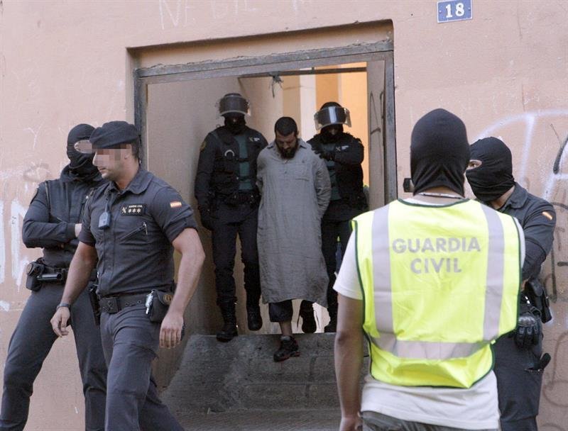 Uno de las seis personas que han sido detenidas en Melilla en un operación en la que ha sido desarticulada una red internacional de captación y envío de yihadistas