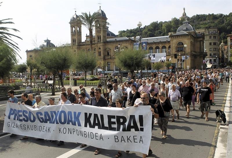Vista de la manifestación convocada por varias plataformas en favor de presos de ETA que ha recorrido hoy el centro de San Sebastián