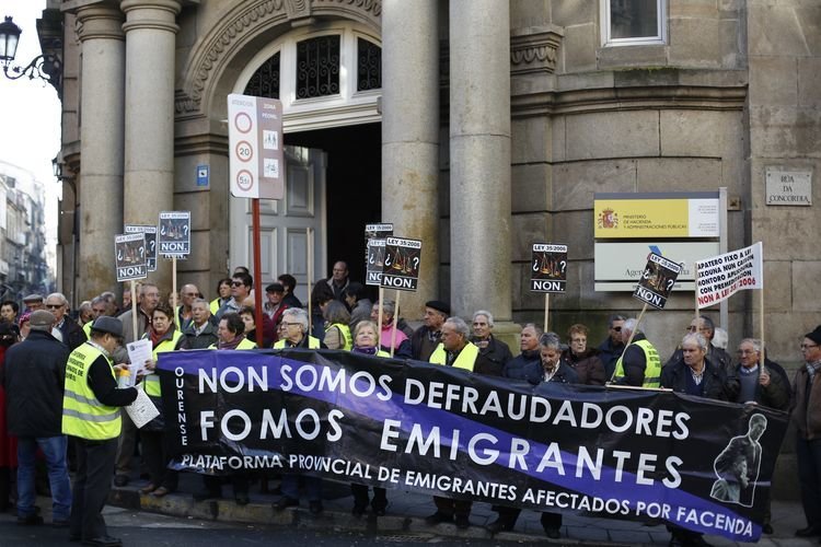 Ourense. 14-01-15. Local. Protesta emograntes retornados en Facenda.
foto: Xesús Fariñas