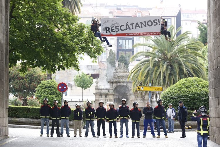 Ourense. 06-05-15. Local. Protesta Bombeiros nas Burgas.
Foto: Xesus Fariñas