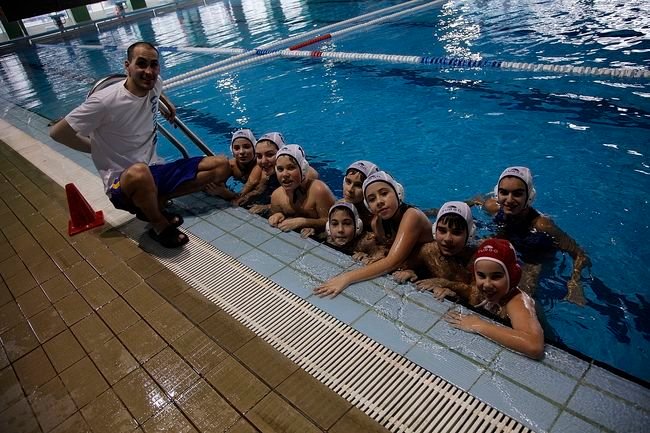 Los jóvenes componentes del Club Waterpolo Pabellón Ourense infantil, acompañados por su técnico, antes del partido del pasado sábado en la piscina Rosario Dueñas.