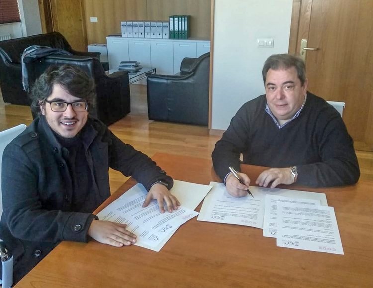 Iván Olmos y Gerardo Seoane, durante la firma del convenio para celebrar el I Torneo de Debate Vila de Verín.