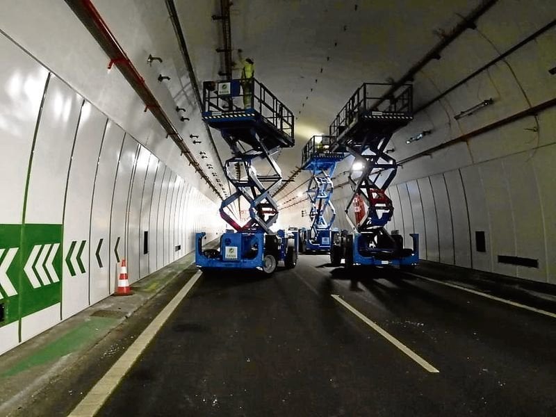 El Ministerio de Transportes traslado varias fotografias de operarios trabajando en el túnel.