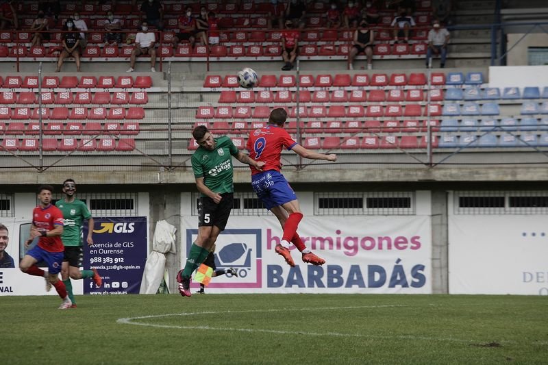 El goleador Hugo García pelea una pelota.