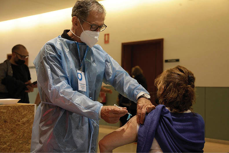 Un sanitario inocula a una dosis de vacuna a una de las mujeres convocadas (MIGUEL ÁNGEL).