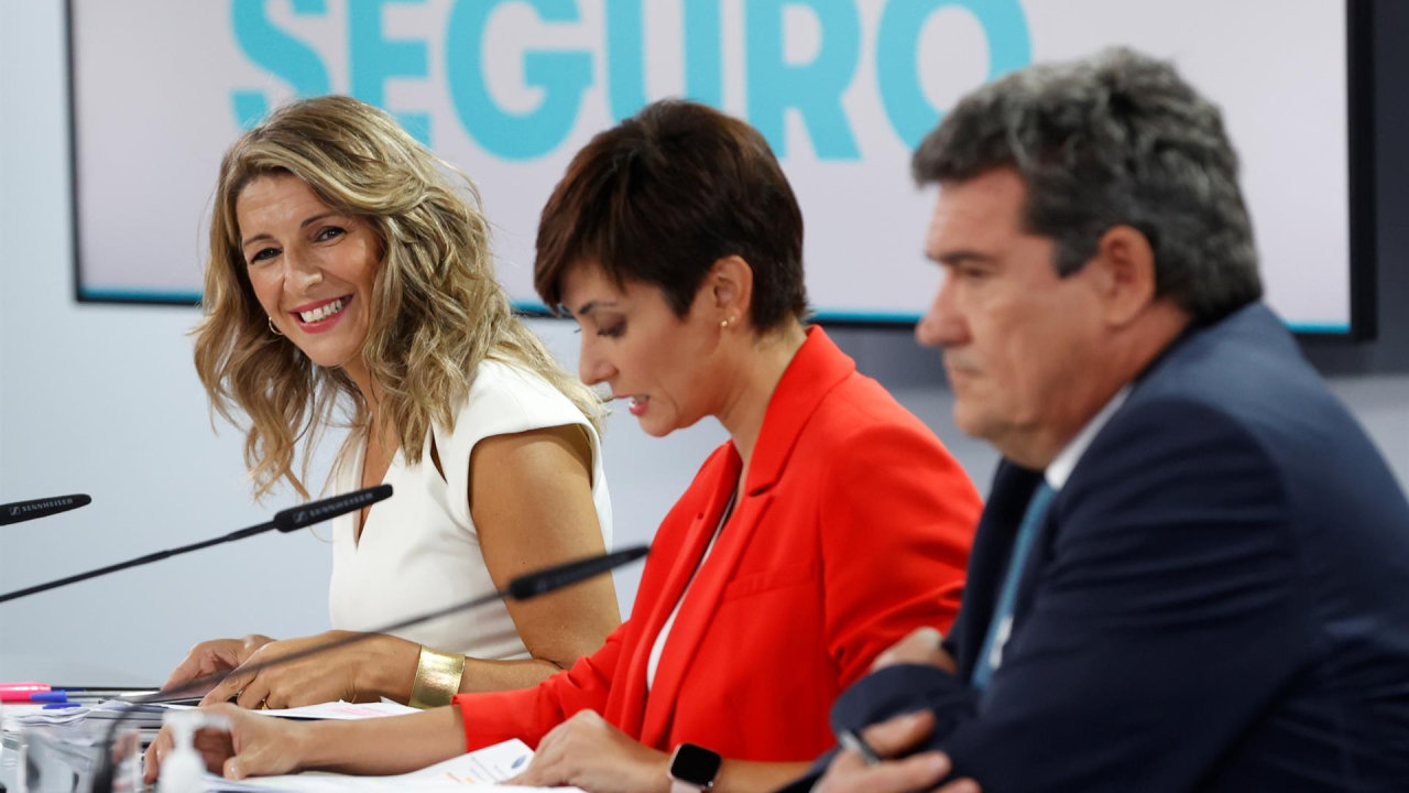 Yolanda Díaz (i), Isabel Rodríguez y José Luis Escrivà, en la rueda de prensa tras la reunión del Consejo de Ministros. EFE/J.J. Guillén