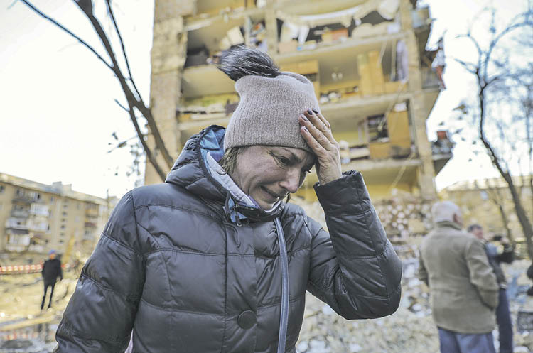 Una  mujer ucraniana llora ante un edificio bombardeado en Kiev.