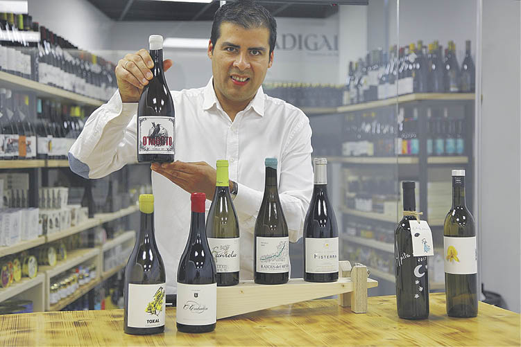 Daniel Marín ofrece una historia sobre el vino y su producción en cada cata.