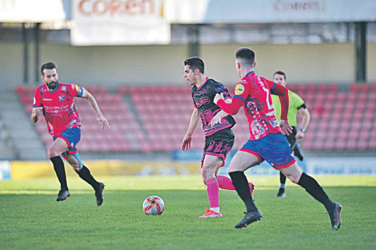 Isra, jugador del Ourense CF, conduce el balón en el duelo ante el CD Barco. JOSÉ PAZ