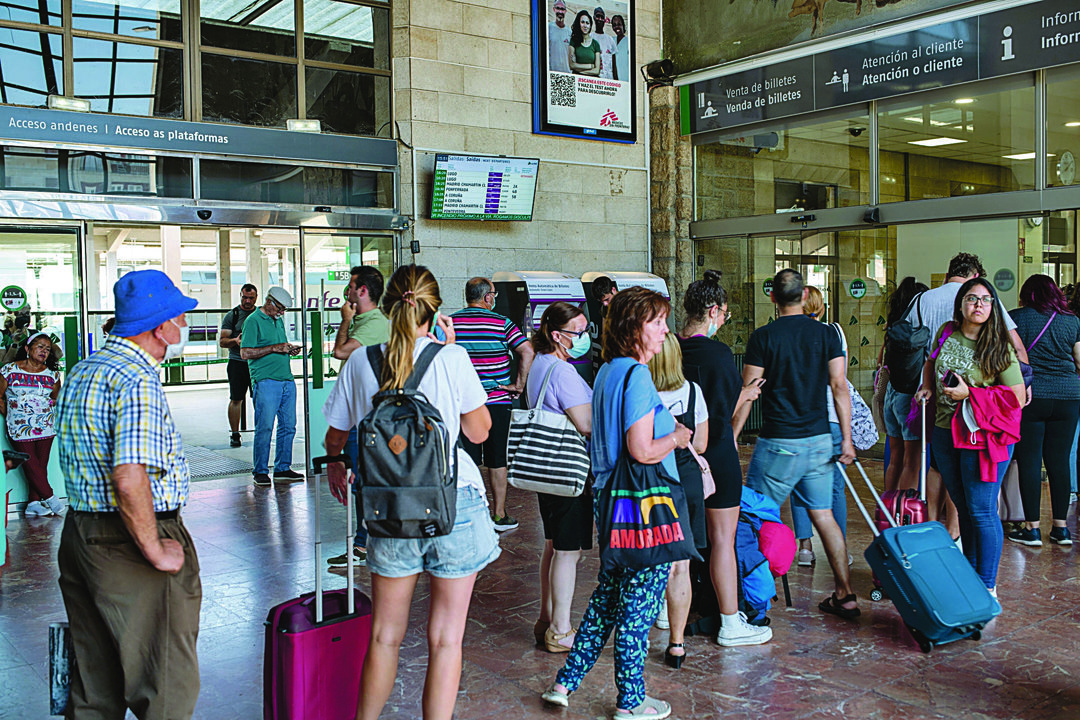 Viajeros en la estación de ferrocarril de Ourense. (ÓSCAR PINAL)