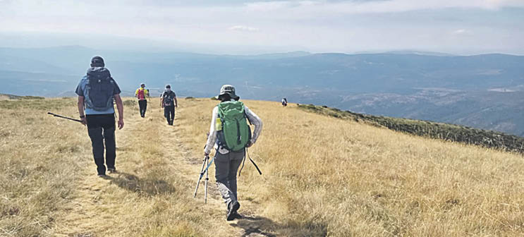 Un grupo de turistas en la ruta de Pena Trevinca.