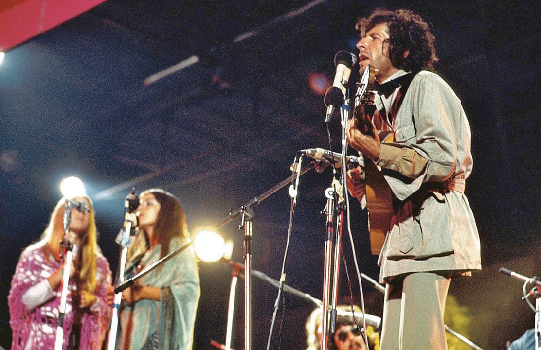 Leonard Cohen durante su actuación en el Festival de la Isla de Wight de agosto de 1970.
