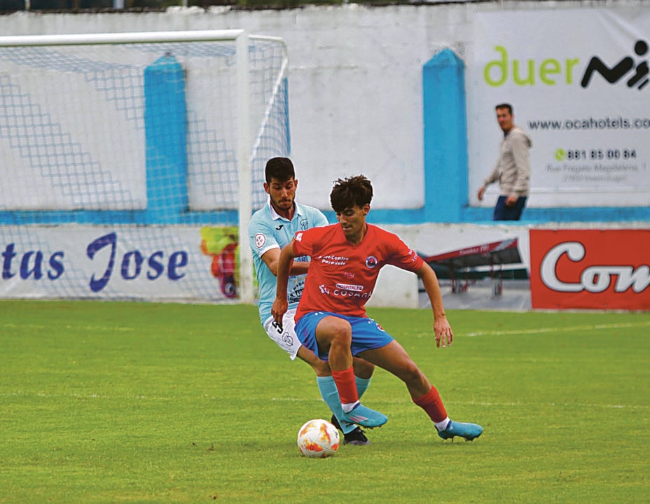 El delantero de la UD Ourense Jose aguanta el balón.