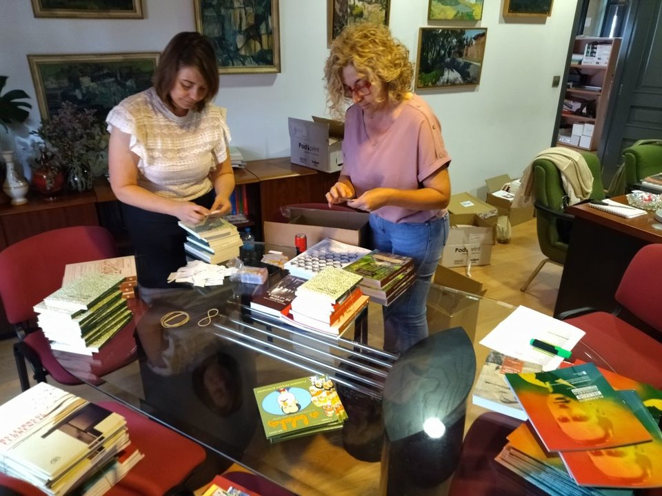 Débora Álvarez e Margarida Pizcueta, preparando os libros.