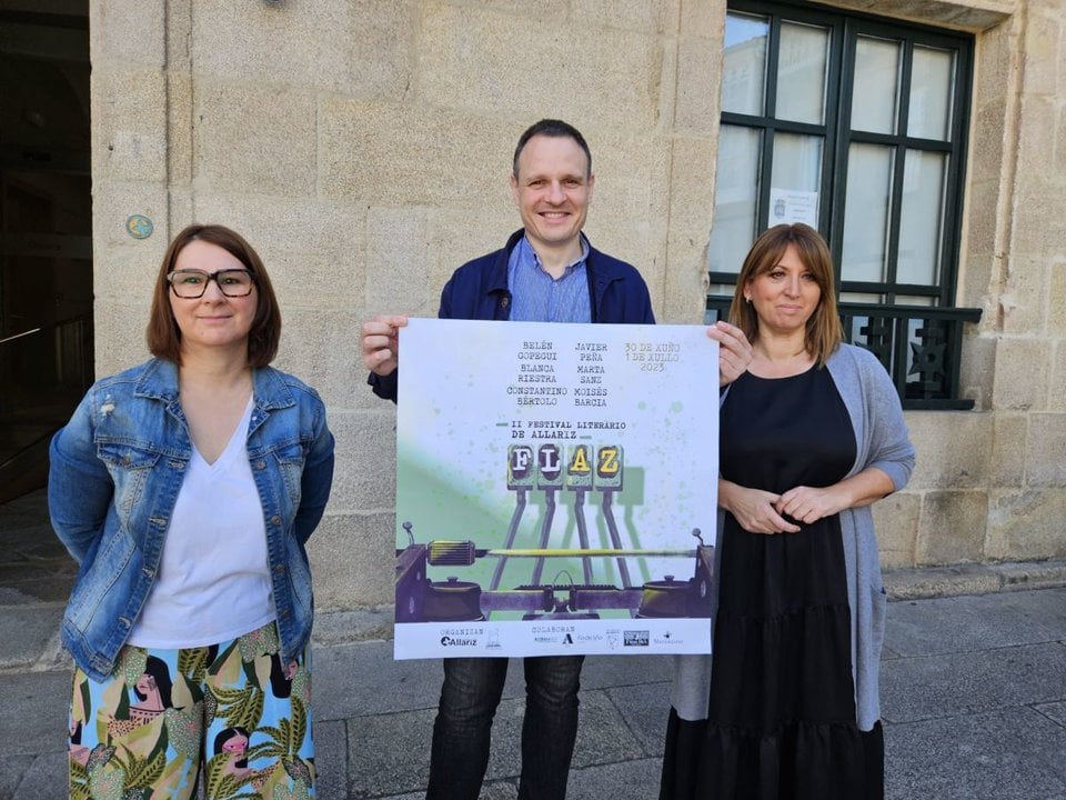 María López, César Lorenzo y Cristina Cid con el cartel del festival.