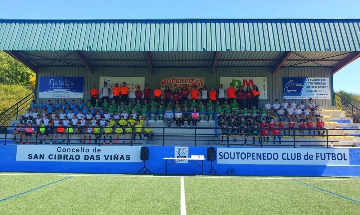 Los participantes en la décima edición de la Convivencia de fútbol del Concello de San Cibrao das Viñas que se llevó a cabo en el campo de O Corgo, en Soutopenedo.