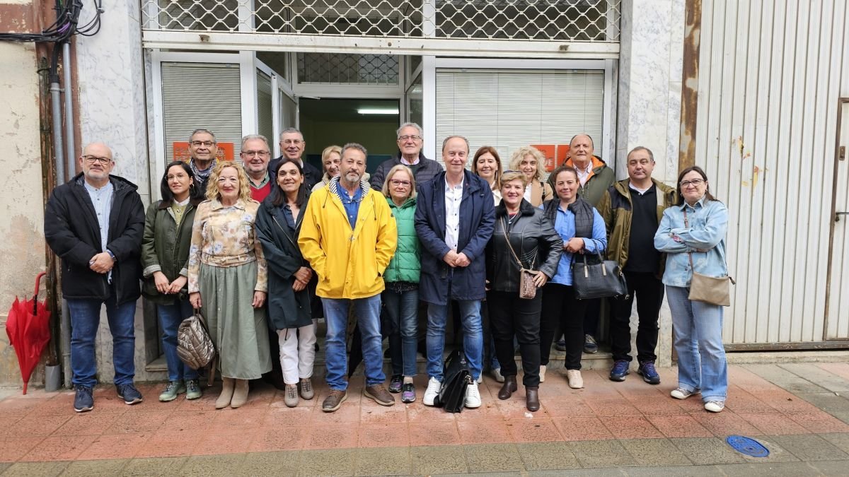 Foto de familia del PSOE ourensano en la reunión de O Barco.